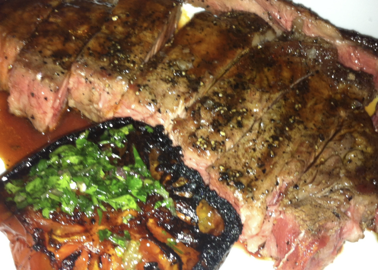 King + Duke signature dishes Smokebox Chicken
“The Duke” Dry Aged Burger
Black Hawk Wagyu Bar Steak